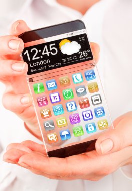 insan elinde şeffaf ekranlı akıllı telefon.