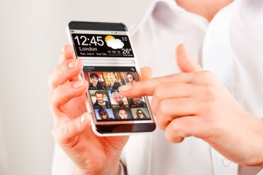 insan elinde şeffaf ekranlı akıllı telefon.