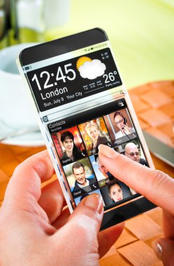 insan elinde şeffaf ekranlı akıllı telefon.