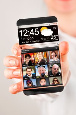 insan elinde şeffaf ekranlı akıllı telefon.