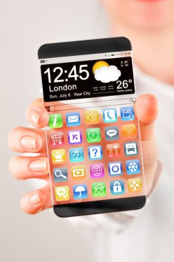 insan elinde şeffaf ekranlı akıllı telefon.