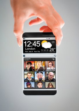 insan elinde şeffaf ekranlı akıllı telefon.