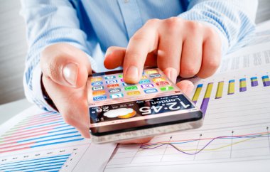 insan elinde şeffaf ekranlı akıllı telefon.