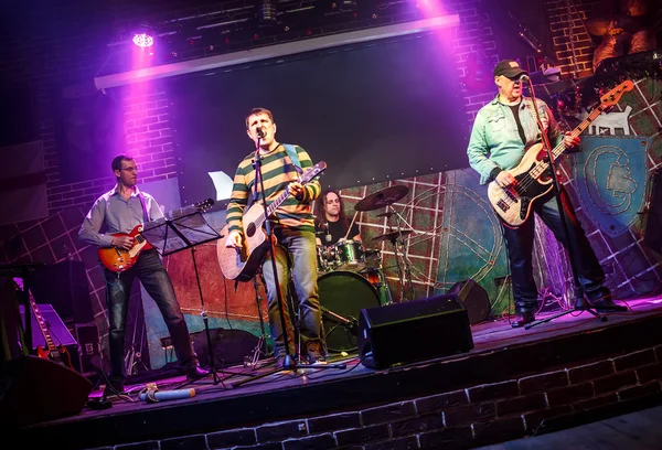 La banda actúa en el escenario — Foto de Stock