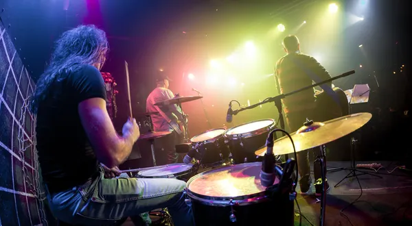 Musiker spielen auf der Bühne — Stockfoto