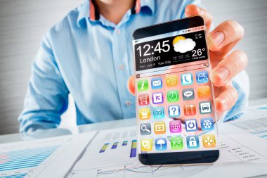 insan elinde şeffaf ekranlı akıllı telefon.