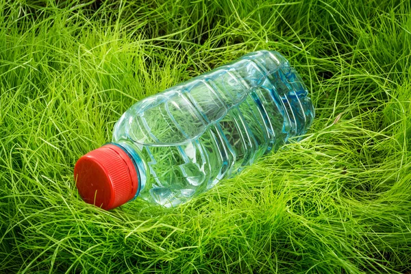 Wasserflasche auf dem Rasen. — Stockfoto