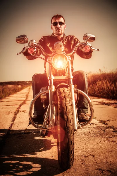 Motorrijder op een motorfiets — Stockfoto