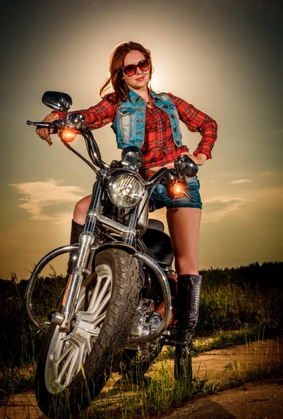 Chica motociclista y motocicleta — Foto de Stock