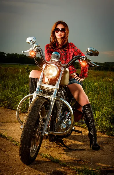 Menina motociclista e motocicleta — Fotografia de Stock