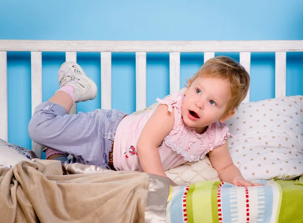 Baby op het bed — Stockfoto