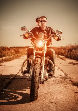 Yolda motorcular var.
