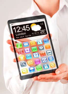 insan elinde şeffaf ekranlı tablet.
