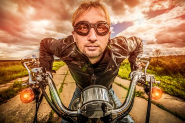 komik motorcu yolda yarış