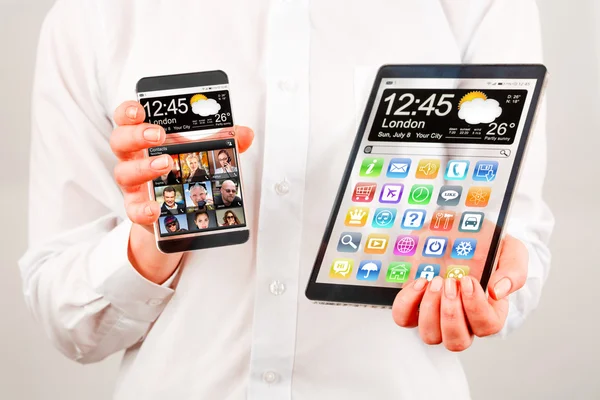 Smartphone y tablet con pantalla transparente en manos humanas . — Foto de Stock