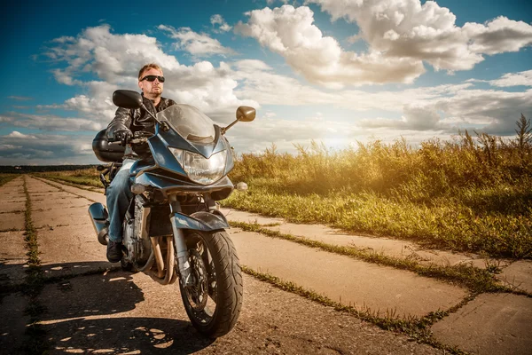 Motorista en una motocicleta —  Fotos de Stock