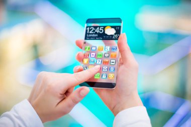 insan elinde şeffaf ekranlı akıllı telefon.