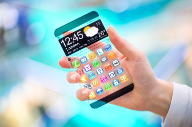 insan elinde şeffaf ekranlı akıllı telefon.