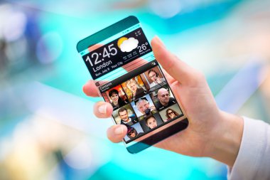 insan elinde şeffaf ekranlı akıllı telefon.