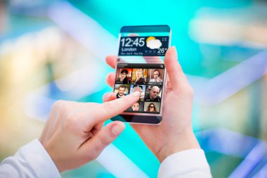 insan elinde şeffaf ekranlı akıllı telefon.