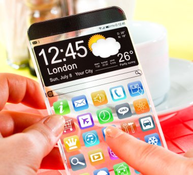insan elinde şeffaf ekranlı akıllı telefon.
