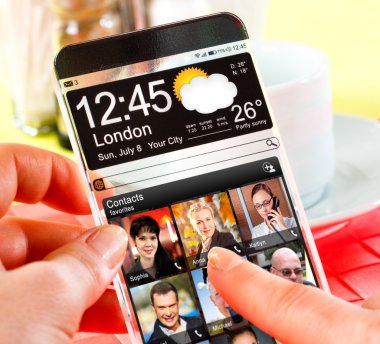 insan elinde şeffaf ekranlı akıllı telefon.