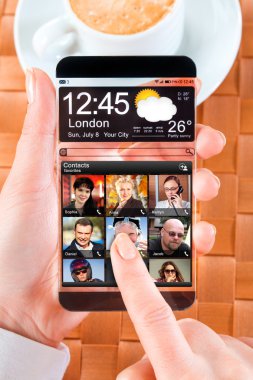 insan elinde şeffaf ekranlı akıllı telefon.