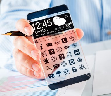insan elinde şeffaf ekranlı akıllı telefon.