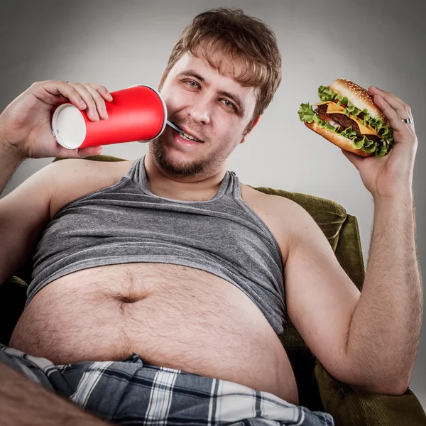 Homem gordo comer hambúrguer — Fotografia de Stock