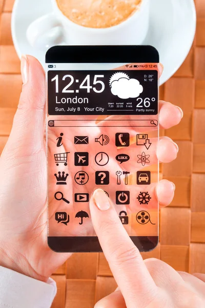 Smartphone con schermo trasparente nelle mani umane . — Foto Stock
