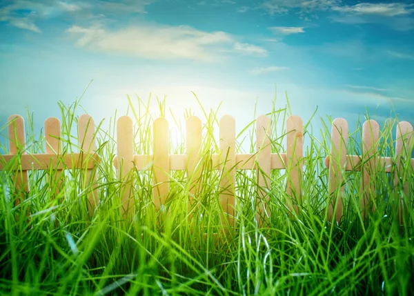 Houten hek op blauwe hemelachtergrond — Stockfoto