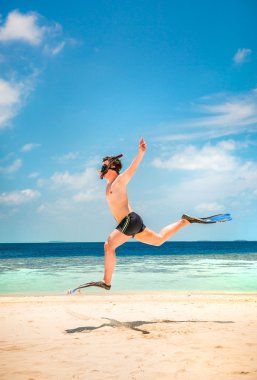 komik adam palet ve maske içinde atlama.