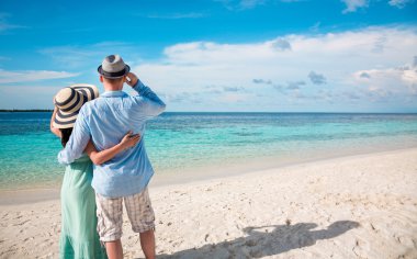 Maldivler tatil tropikal üzerinde yürüyen çift plaj.
