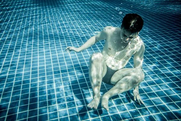 Seorang pria di bawah air di kolam renang — Stok Foto
