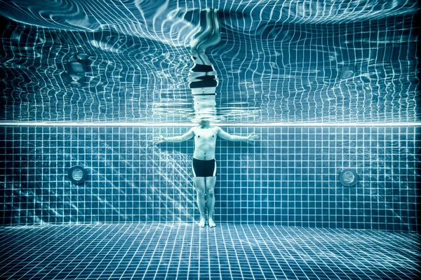 Personas bajo el agua en una piscina — Foto de Stock