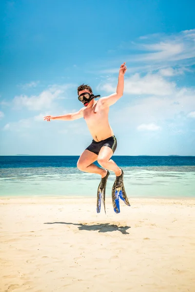 Homem engraçado pulando em nadadeiras e máscara . — Fotografia de Stock