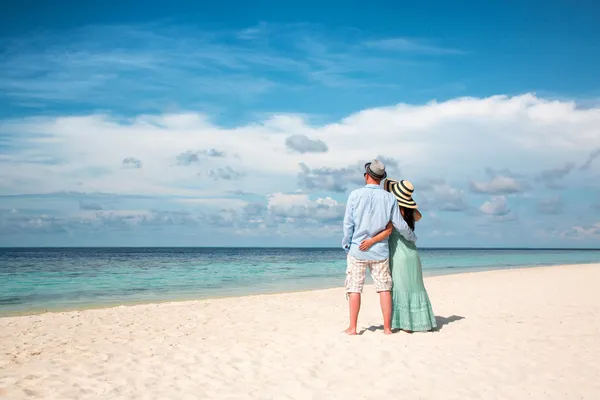 Casal de férias caminhando na praia tropical Maldivas . — Fotografia de Stock