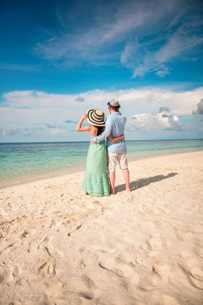 Casal de férias caminhando na praia tropical Maldivas . — Fotografia de Stock