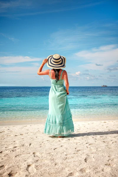 Chica caminando por una playa tropical en las Maldivas . — Foto de Stock