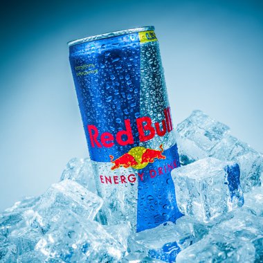 bir kutu red bull enerji içeceği.