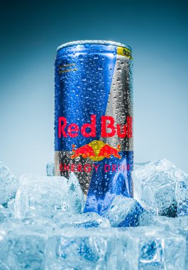 bir kutu red bull enerji içeceği.