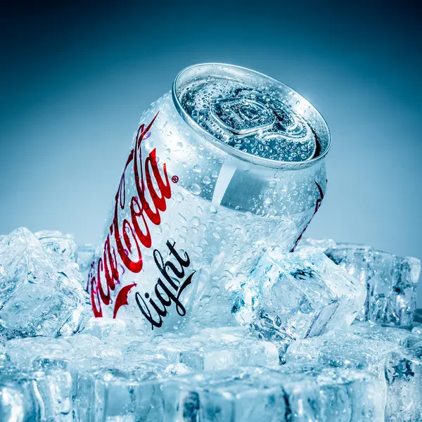 Kan av coca-cola lignt på is. — Stockfoto