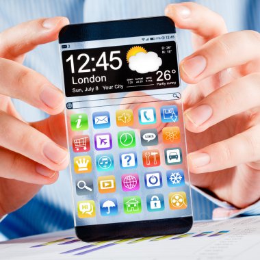 insan elinde şeffaf ekranlı akıllı telefon.