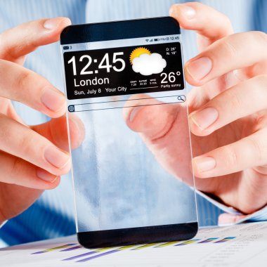 insan elinde şeffaf ekranlı akıllı telefon.