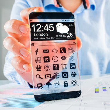 insan elinde şeffaf ekranlı akıllı telefon.