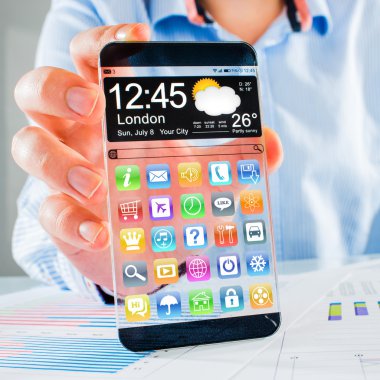 insan elinde şeffaf ekranlı akıllı telefon.