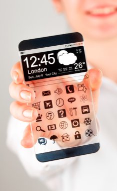 insan elinde şeffaf ekranlı akıllı telefon.
