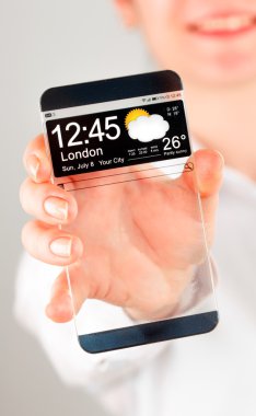 insan elinde şeffaf ekranlı akıllı telefon.