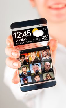 insan elinde şeffaf ekranlı akıllı telefon.