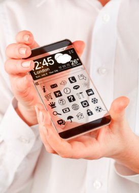 insan elinde şeffaf ekranlı akıllı telefon.